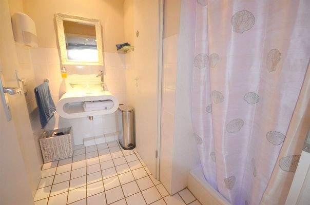 Im Badezimmer steht eine Dusche zur Verfügung