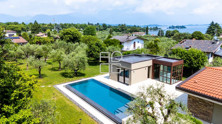 Villa + Blick