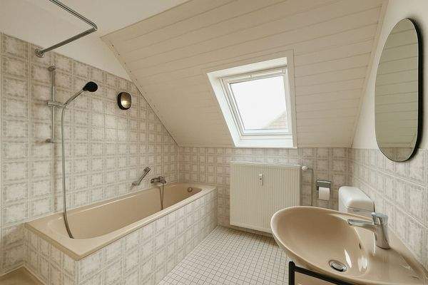 Hauptbadezimmer mit Tageslicht, Badewanne und Dusche