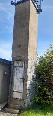 kleiner Turm auf dem Grundstück