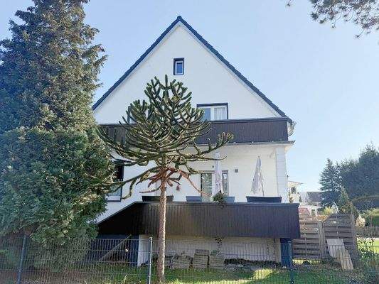 Seitenansictht mit Terrasse und Balkon