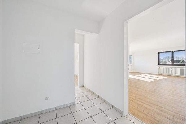 Diele mit hellem Fliesenboden