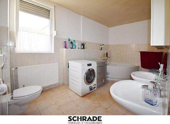 Helles Wannenbad im Erdgeschoss