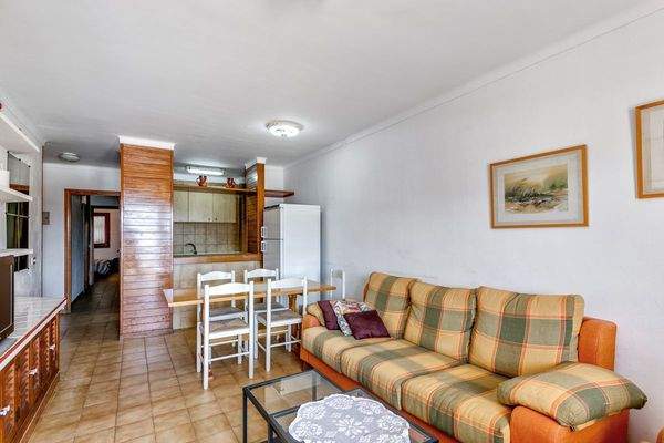 Wohn-und Essbereich mit halb-offener Küche