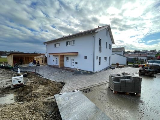 Eingangsbereich und Carport