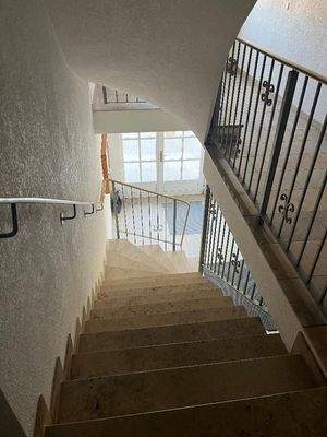 Treppenhaus mit Fahrstuhl