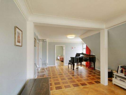 Helles, geräumiges Wohnzimmer mit schöner, offener Gestaltung