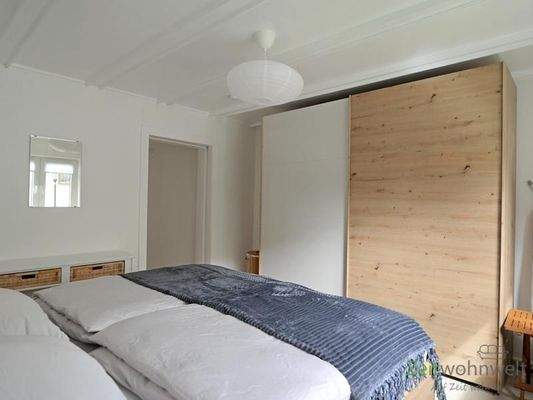 großer Kleiderschrank