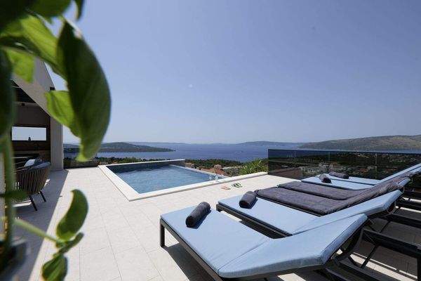 Terrassen- und Grundstücksansicht