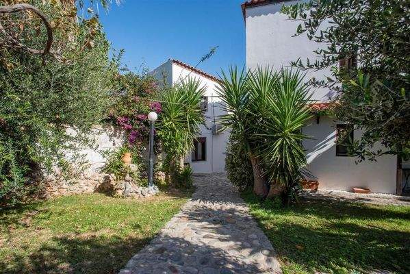 Kreta, Tavronitis: Villa mit Meerblick und 3 unabhängigen Apartments zu verkaufen