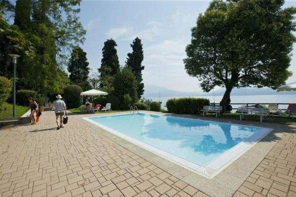 Herrlicher Pool mit Kinderbecken am See