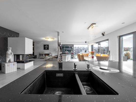 Blick von Küche in Ess- und Wohnbereich EG.jpg