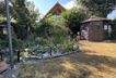 Idyllische Impressionen: Gartenhaus und Teich