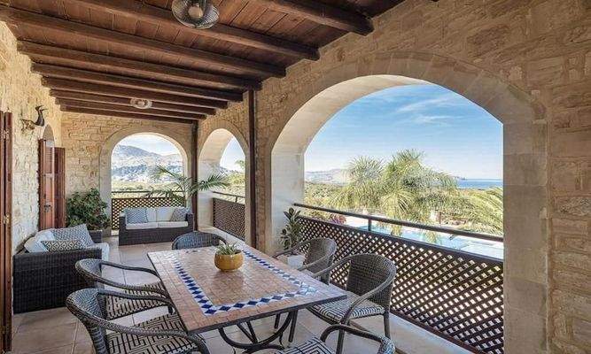 Kreta, Kournas: Luxuriöse Steinvilla mit Meer- und Bergblick