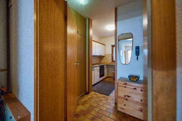 Flur mit Blick in die Küche 