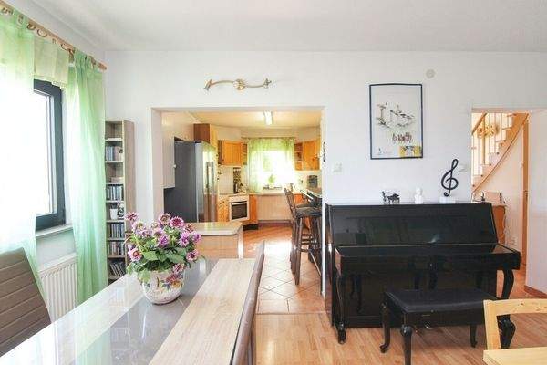 Essbereich mit Blick in die Küche