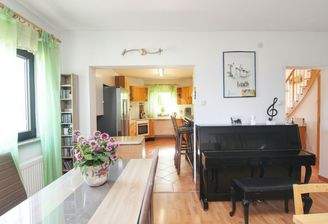 Essbereich mit Blick in die Küche