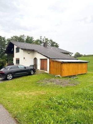Hausansicht mit Garage und Schuppen