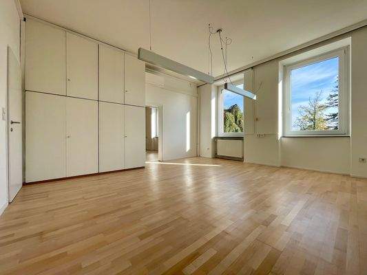 Kleines straßenseitiges Bürozimmer