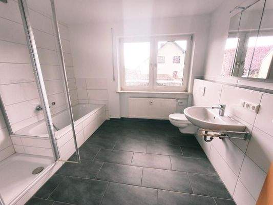 Bad mit Badewanne und Dusche Bild 1