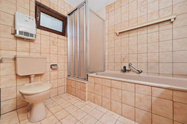 UG | Bad mit Dusche, Wanne, WC, Waschbecken & Fenster (1)