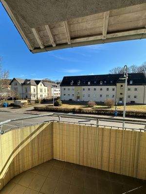 Blick vom Balkon auf Straße