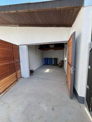 Garage hinten im Hof