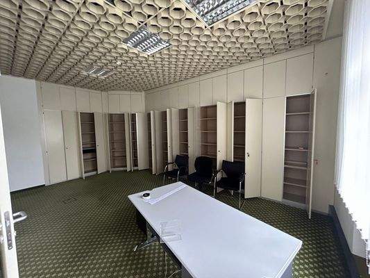 Büro mit Wandschränken