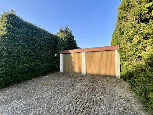 Doppelgarage auf dem Grundstück