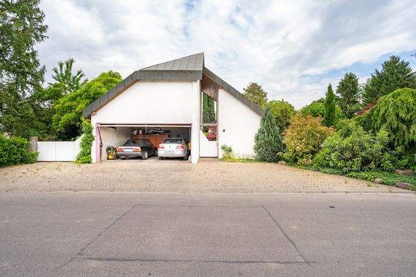 Garagengebäude mit Nebengebäude am Eingang