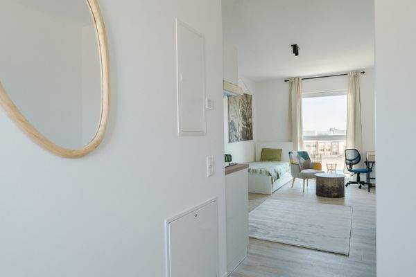 Blick zum Wohnbereich mit Bett