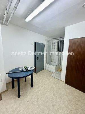 36 Tiefkeller Vorraum mit Dusche
