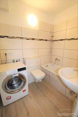 Bad mit Badewanne + Waschmaschine