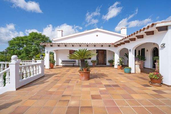 Terrasse mit teilweise überdachten Bereichen