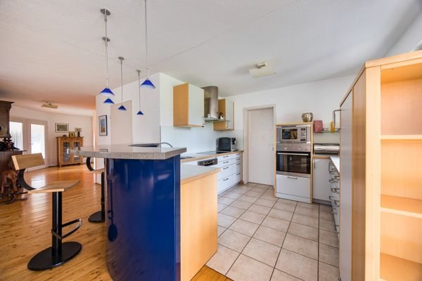 Offene Einbauküche mit angrenzender Speisekammer