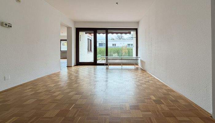 Esszimmer mit Zugang zum Garten