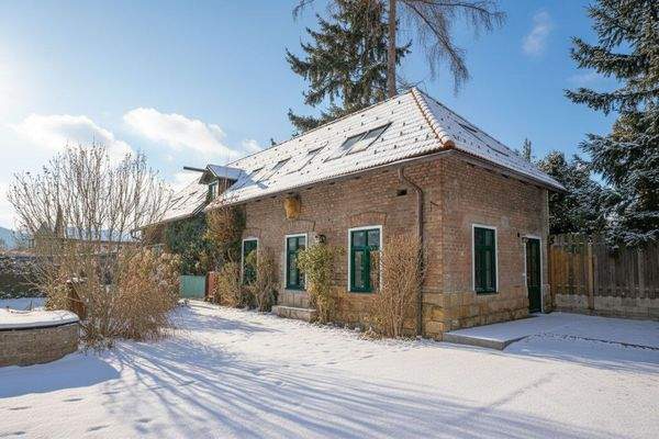 Südostseitige Ansicht vom Garten aus