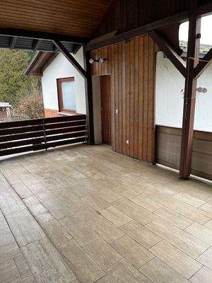 Überdachte Terrasse mit Zugang zum Hobbyraum im OG