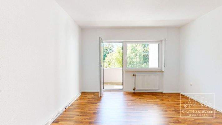 Schlafzimmer mit Übergang auf den Balkon