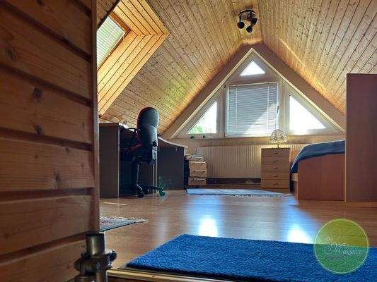 Dachgeschoßzimmer innen und ... 