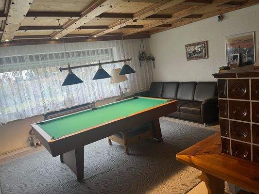 Großer Wohnbereich mit Kamin.jpeg