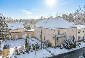 Mehrfamilienhaus mit Parkplatz
