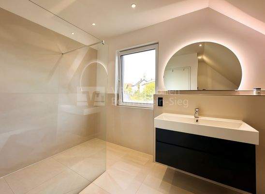 Badezimmer mit Fenster - (KI bearbeitet)