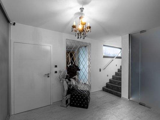 Flur EG mit Tür zur Garage und Keller.jpg