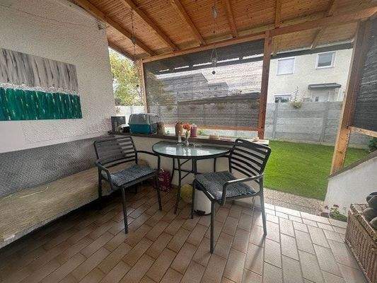 überdachte Terrasse vor Wohnzimmer