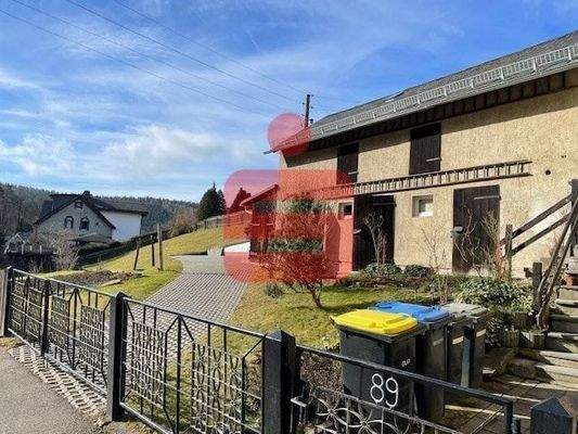 Zufahrt und Nebengebäude