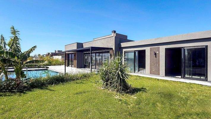 Detached Homes with Pools on 2500 m² Plots in Urla