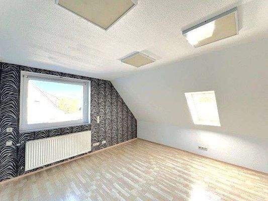 OG: großes DG-Zimmer4 mit  Ausblick