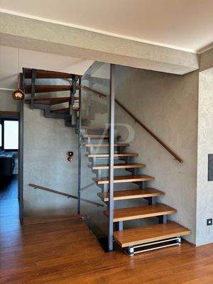 EG-Elegante Holztreppe