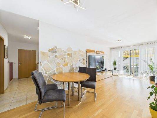 Essbereich mit Naturkalkstein-Muster